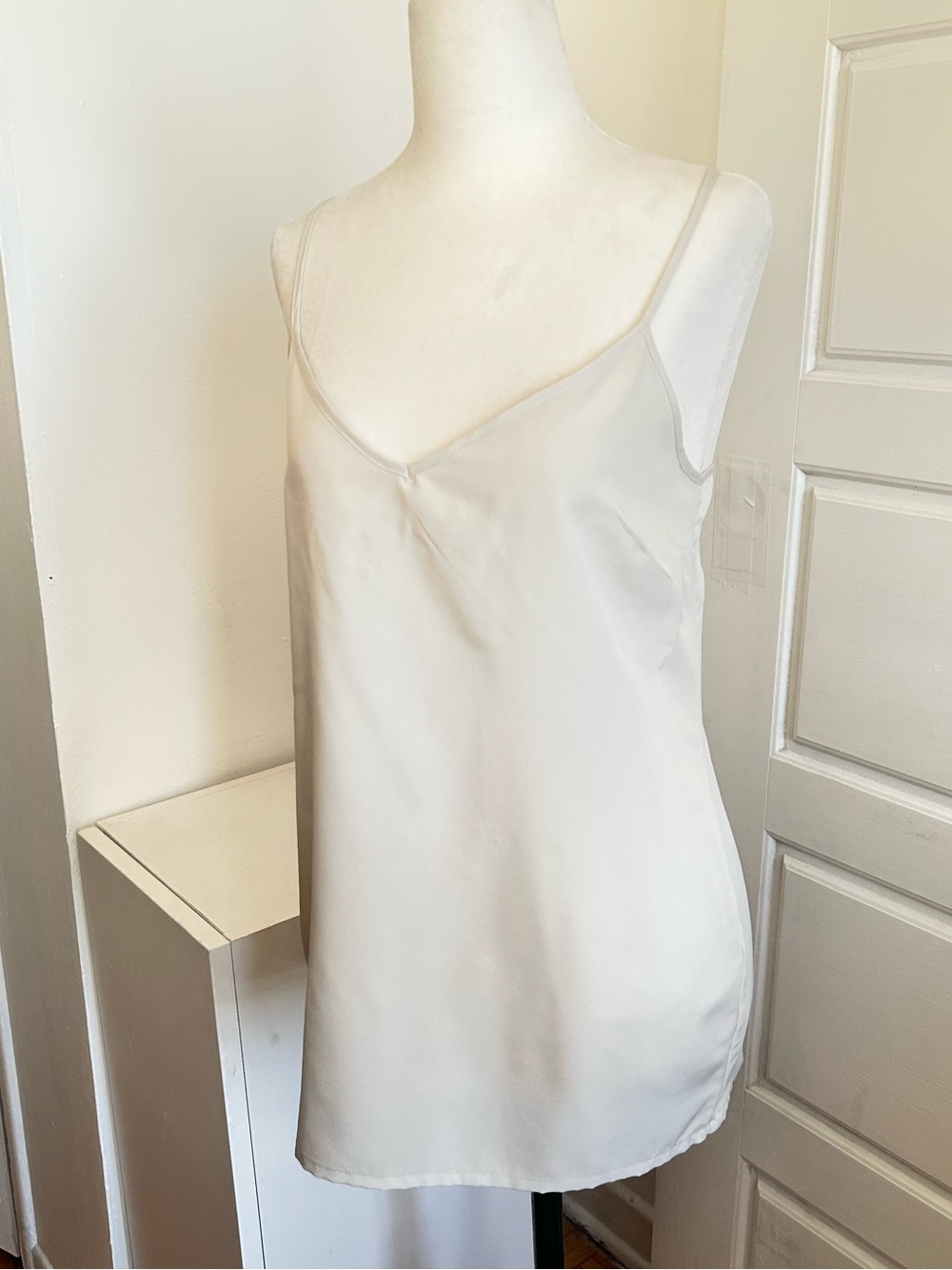 Club Monaco XS Ivory Semi-Satin Tank Top Adjustable Straps – Very Good Condition